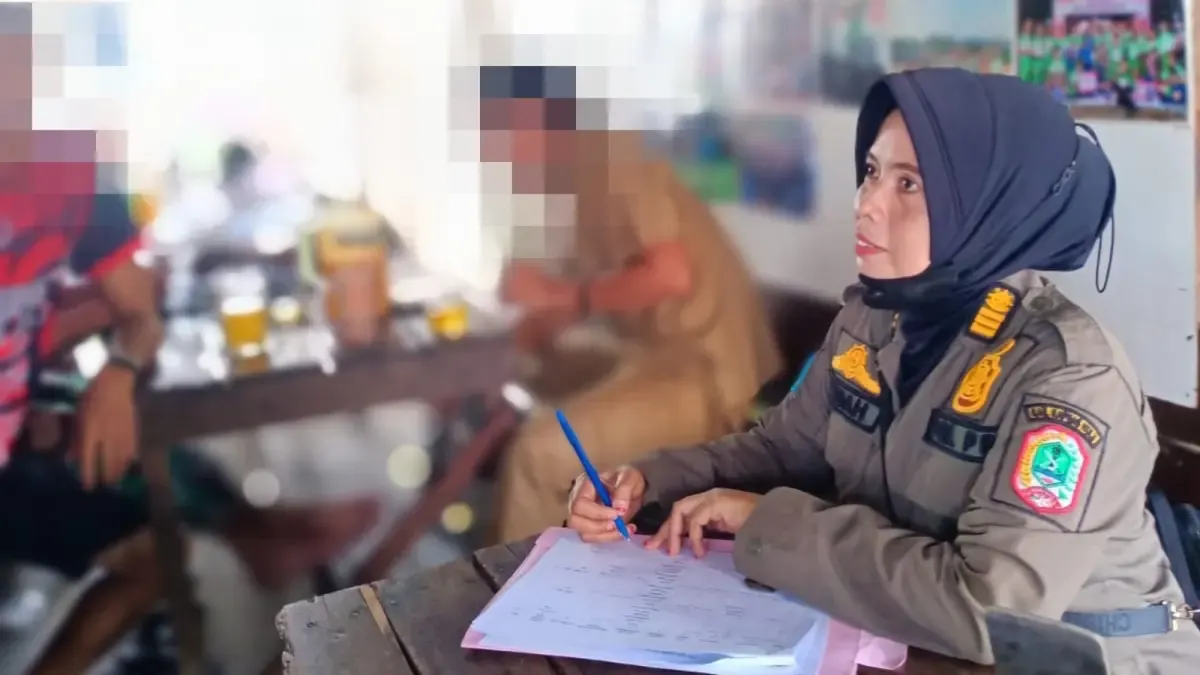 Asyik Nongkrong di Warkop Saat Jam Kerja, 14 ASN di Kapuas Hulu Didata Satpol PP