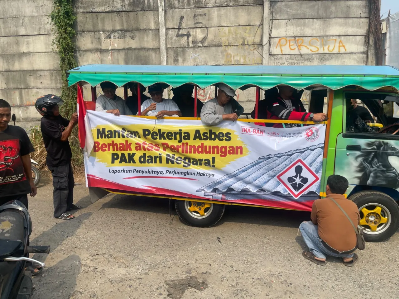 Belasan mantan pekerja industri pengolahan bahan baku asbes mendatangi UPTD Pengawasan Ketenagakerjaan Wilayah II Karawang untuk melaporkan dugaan Penyakit Akibat Kerja (PAK), Senin (28/9/2026).