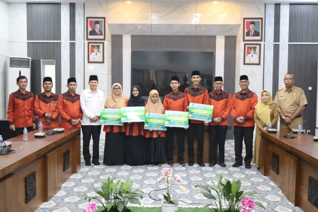 Para kafilah MTQ berpose bersama perwakilan Pemprov Kalbar.