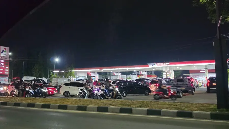 Antrean BBM di salah satu SPBU Pertamina di Palu, Sulawesi Tengah