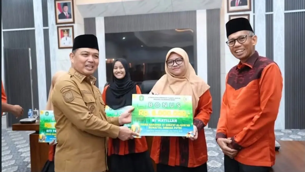 Gubernur Kalimantan Barat Ria Norsan memberikan apresiasi kepada kafilah Kalbar yang mengikuti MTQ Nasional XXXI Tahun 2026 di Semarang  Baca Selengkapnya:👇 https://www.liputanpontianak.com/kafilah-kalbar-raih-prestasi-mtq-nasional-2026-ria-norsan/