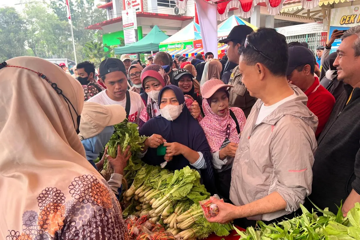 Wali Kota Pontianak Edi Rusdi Kamtono saat melayani masyarakat di pasar murah hari bebas kendaraan bermotor di halaman Kantor PMI Kota Pontianak, Minggu (4/10/2026).