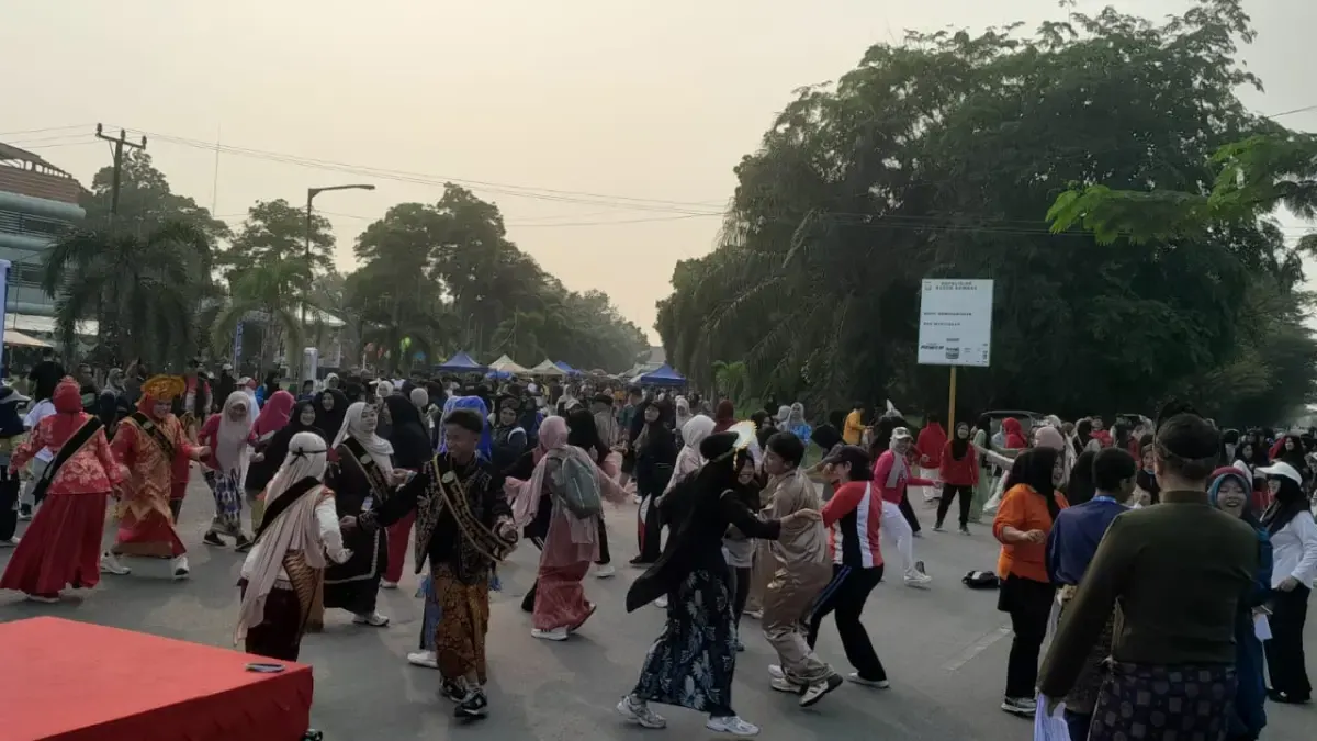 Pengunjung CFD bersama Forum Anak Daerah (FAD) Kabupaten Sambas saat bersama-sama menari Tanda’ Sambas, Minggu (4/10)