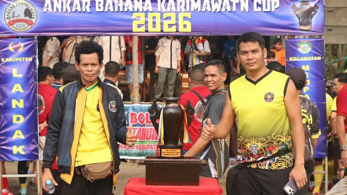Padapuratn FC merayakan keberhasilan menjadi juara Ankar Bahana Karimawatn Cup 2026 di Karangan, Kabupaten Landak.