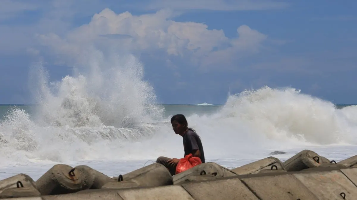 Arsip - Warga berada di pinggir pantai saat gelombang tinggi di Desa Ujong Kalak, Kecamatan Johan Pahlawan, Aceh Barat, Aceh,