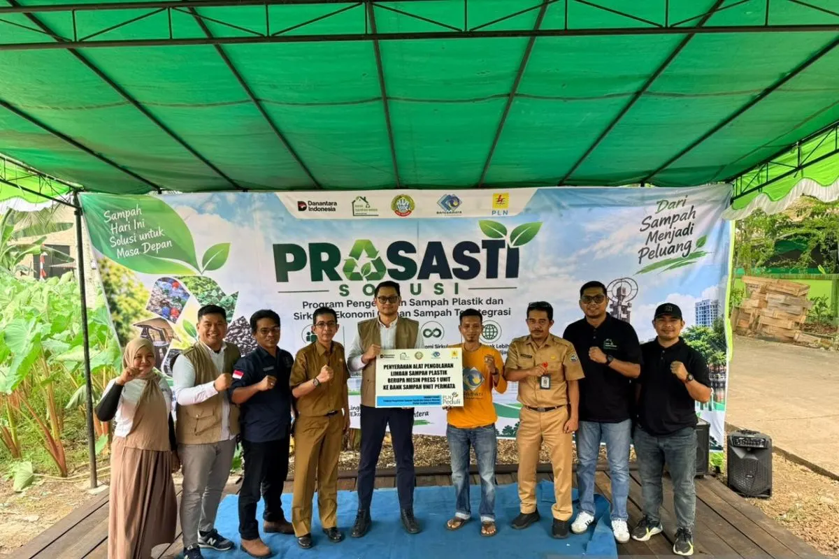Penyerahan bantuan melalui Program Pengolahan Sampah Plastik dan Sirkular Ekonomi Olahan Sampah Terintegrasi (Prasasti Solusi) di Pontianak.