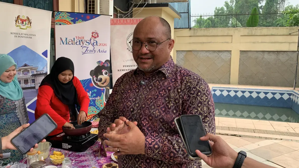 Konsul Malaysia di Pontianak Idham Zuhri bin Mohamed Yunus diwawancarai awak media, Rabu (7/10).