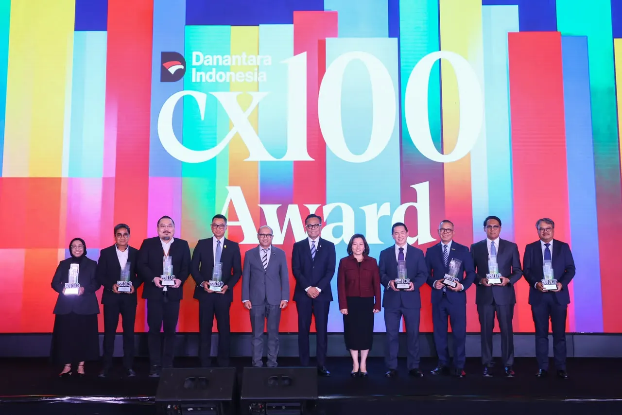 Chief Operating Officer (COO) Badan Pengelola Investasi (BPI) Danantara, Dony Oskaria (tengah) bersama Managing Director Business 2 Danantara Asset Management, Setyanto Hantoro (kelima dari kiri), Managing Director Business 3 Danantara Asset Management, Febriany Eddy (kelima dari kanan), berfoto bersama para penerima penghargaan Danantara Indonesia CX100 Award 2026 termasuk Direktur Utama PLN, Darmawan Prasodjo (keempat dari kiri).