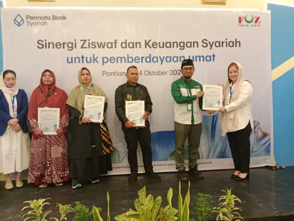 Apresiasi diberikan dalam kegiatan bertajuk Sinergi ZISWAF dan Keuangan Syariah untuk Pemberdayaan Umat yang diselenggarakan Forum Zakat (FOZ) Kalimantan Barat bersama Bank Permata Syariah di Hotel Transera, Pontianak, Rabu (14/10/2026).