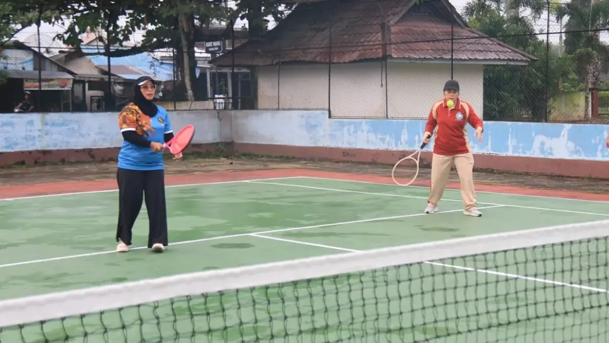 Ketua Umum PELTI Kalbar Erlina Ria Norsan saat silaturahmi dan pembinaan organisasi PELTI kabupaten/kota di Lapangan Tenis PELTI Kabupaten Sambas.