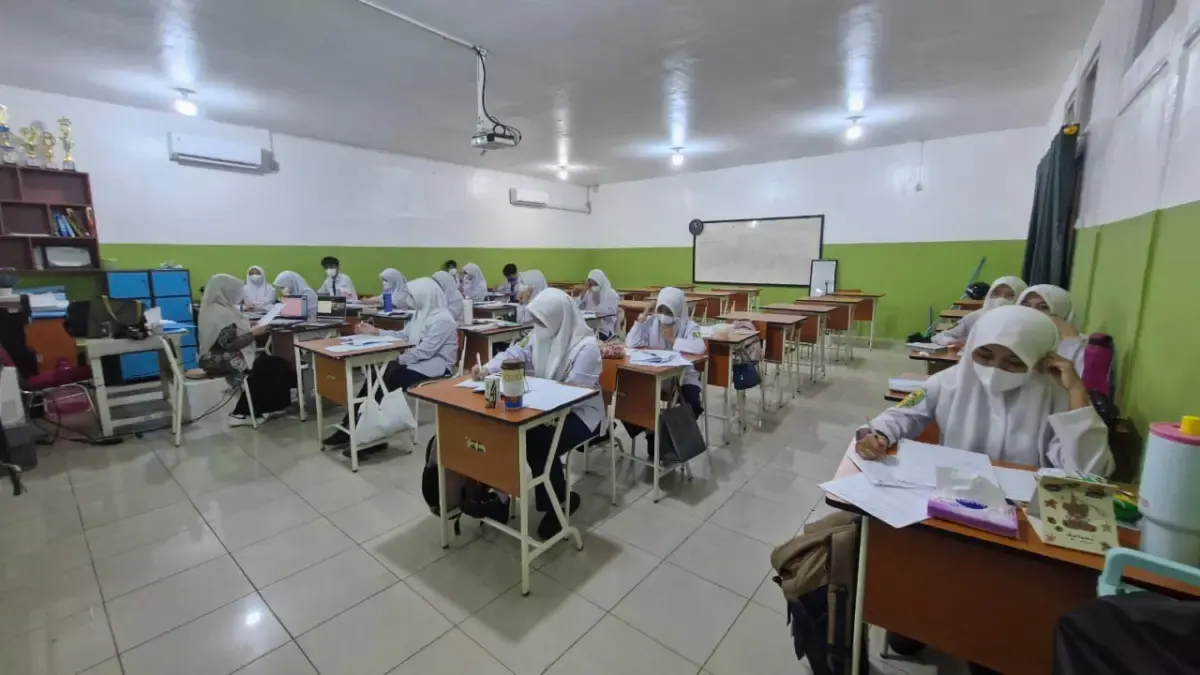 Ditengah situasi kabut asal Karhutla, Siswa SMP Muhammadiyah 1 Pontianak melakukan proses belajar dikelas guna menghadapi Tes Kemampuan Akademik.