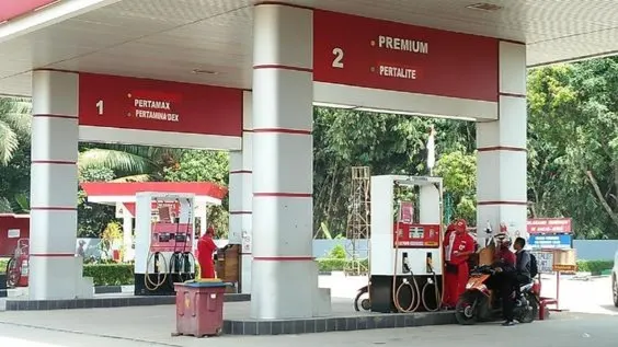 Dewan Energi Nasional (DEN) menyoroti penurunan ketahanan stok bahan bakar minyak (BBM) jenis Pertalite dari sebelumnya 20–23 hari menjadi 16–18 hari operasi.