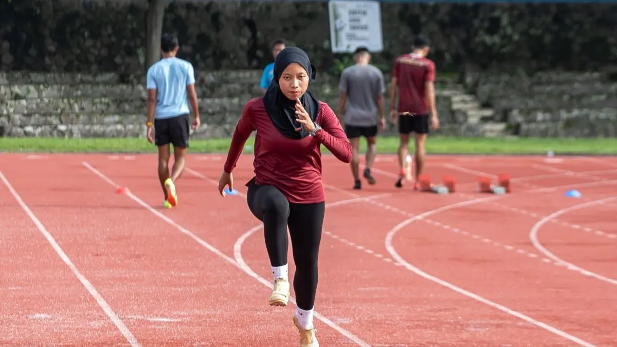 Atlet National Paralympic Committee (NPC) Indonesia cabang olah raga para atletik Karisma Evi Tiarani melakukan pemanasan saat Pemusatan Latihan Nasional (Pelatnas) di Stadion Sriwedari, Solo, Jawa Tengah