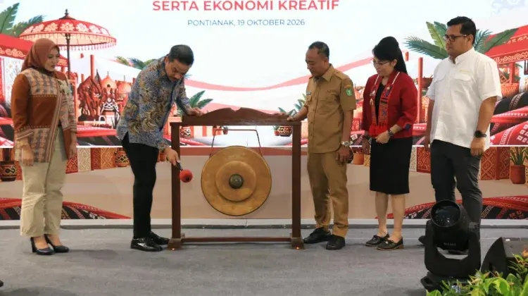 Menteri UMKM, Maman Abdurrahman, saat membuka Peresmian simbolis program CSR Kredit Usaha Mikro Peduli (KUM Peduli) bertema “Sinergi Penguatan Ekonomi Lokal Kalimantan Barat melalui Pemberdayaan UMKM dan Pengembangan Pariwisata dan Ekonomi Kreatif”, di Hotel Mercure Pontianak.