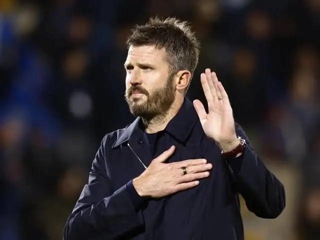 Michael Carrick meminta maaf kepada pendukung Manchester United yang hadir di stadion Como setelah timnya menelan kekalahan telak 4-1.