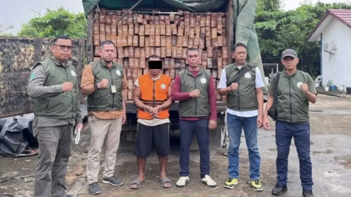 Petugas Gakkum Kemenhut bersama tersangka AB yang diduga membawa kayu ilegal di Kabupaten Sanggau, Kalbar.
