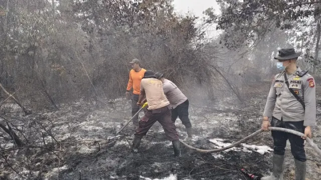 Rahasia Satgas Karhutla Kapuas Padamkan Bara Api Bawah Tanah di Desa Arang Limbung