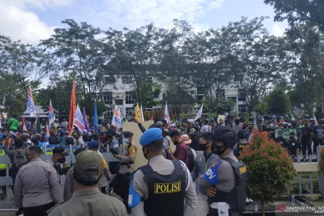 Buruh Sawit Kalbar Masih Hadapi Masalah K3 hingga Jaminan Sosial, UU Baru Jadi Ujian